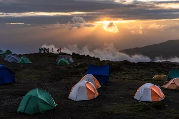 Crédence en verre imprimé Kilimandjaro Coucher de soleil sur un camp en route vers le sommet du Kilimandjaro
