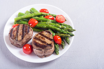 Grilled filet mignon with asparagus and tomatoes