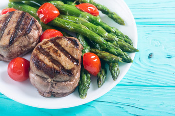 Grilled filet mignon with asparagus and tomatoes