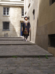 Obraz na płótnie Canvas Femme marchant dans les rues piétonnes du marais à Paris