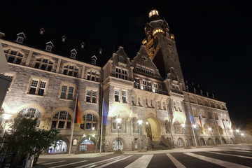 Fototapeta na wymiar Remscheider Rathaus bei Nacht, Nachtaufnahme