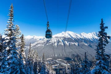 Foto auf Glas Die Banff Sightseeing Gondola befindet sich nur 5 Minuten von der Stadt Banff entfernt, an der Schulter des Sulphur Mountain, im Herzen der kanadischen Rocky Mountains © Marek