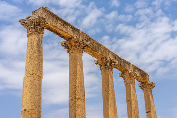 Fototapeta premium Close up of ruins of colonnade in the Roman city of Jerash, Jordan