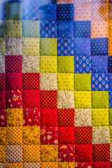 Plaid en tissus patchwork aux couleurs vives
