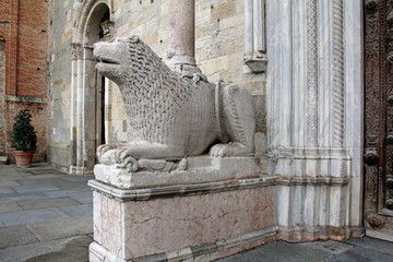Duomo di Parma; leone stiloforo del protiro del portale maggiore