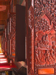 Portes coulissantes en bois sculpté et peints du Grand temple de Khon kaen en Thaïlandee