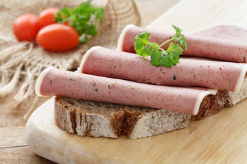Leberpastete auf Brotscheibe
