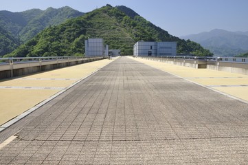 宮ヶ瀬ダムの上