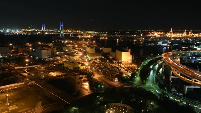 横浜港の夜景　タイムラプス　湾岸線　ベイブリッジ　埠頭