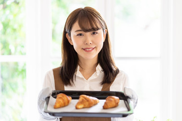 Obraz na płótnie Canvas attractive asian woman holding bread