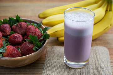 Batido de fresa y plátano frutas frescas