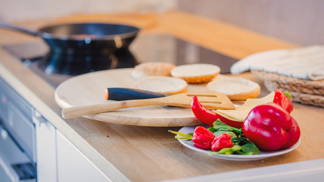 candind view at grilled mear and bun white cooking hamburge