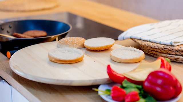 candind view at grilled mear and bun white cooking hamburge