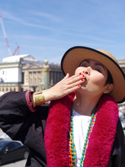 Femme faisant ue bise à la camera