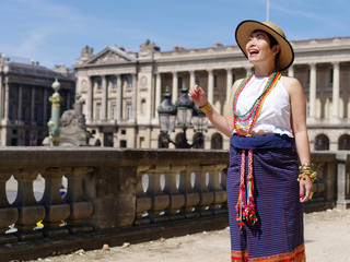 Femme asiatique aux tuileries avec l'hotel Crilllon en arrière plan