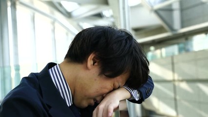 悔しがるビジネスマン