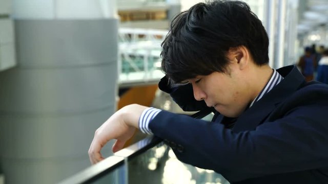 頭をかかえるビジネスマン