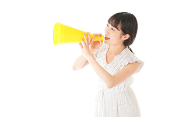 メガホンを使い応援をする若い女性