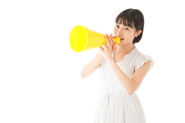 メガホンを使い応援をする若い女性