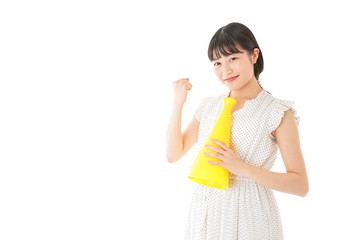 メガホンを使い応援をする若い女性