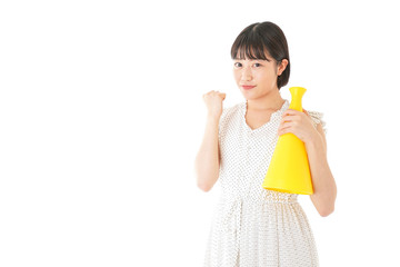 メガホンを使い応援をする若い女性