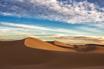 dunas del desierto del merzouga al atardecer en marruecos