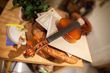 Obraz premium A violin lies on a small table