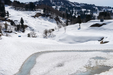 雪に埋もれる棚田
