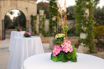 Fototapeta na wymiar Decorazioni floreali sul tavolo