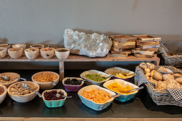 ein buntes Frühstücksbuffet