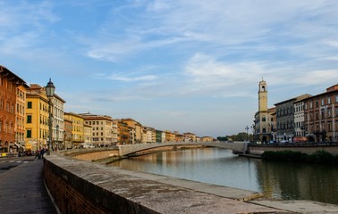 Obraz premium View of the medieval town of Pisa from bridge 