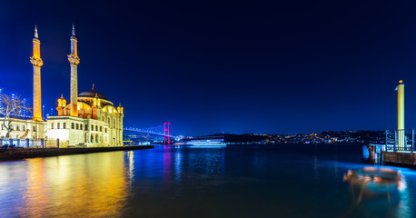 Fototapeta na wymiar Ortakoy Mosque and Bosphorus Bridge (15th July Martyrs Bridge) night view. Istanbul, Turkey..
