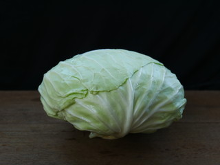 Obraz premium organic cabbage on wood bacckground