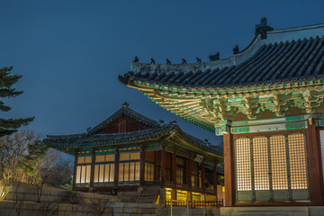 Fototapeta premium Korean traditional palace at night