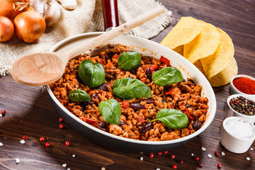 Minced meat with vegetables in pan