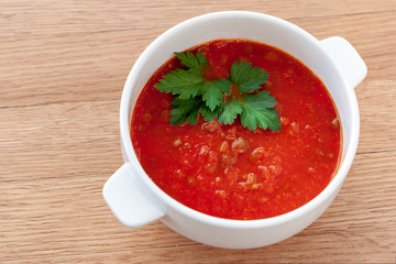 Tomato-lentil soup, decorated with herbs. Ingredients: tomatoes in their own juice, lentils, onions, spices.