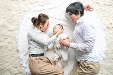  お昼寝する赤ちゃんと両親