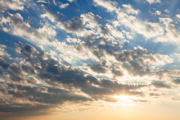Obraz premium Clouds and sunrays at sunrise