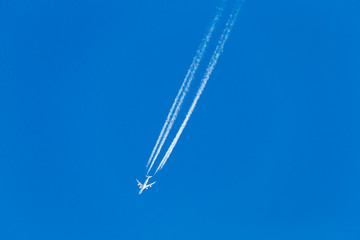 青空に飛行機雲#2