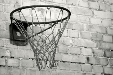 Alter Basketballkorb in schwarz weiß