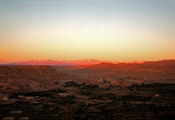 モロッコ・アイトベンハッドゥ頂上からのオートアトラス朝焼け