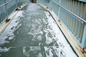 雪がうっすら積もった歩道橋