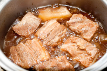 調理中のラフテー（豚の角煮）
