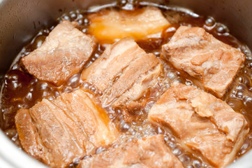 調理中のラフテー（豚の角煮）