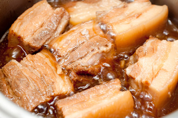 調理中のラフテー（豚の角煮）