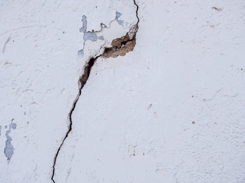 Risse in der Hauswand Baum&auml;ngel