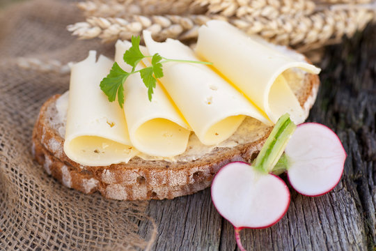 K&auml;sebrot