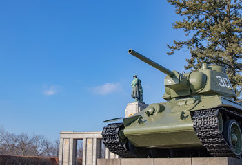Fototapeta na wymiar Soviet War Memorial Tiergarten, through tank