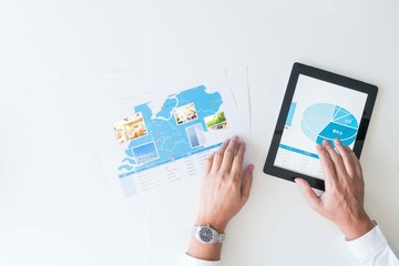 ビジネス　デスク　フカン　iPad 書類　写真　人物　手