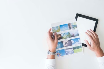 ビジネス　デスク　フカン　iPad 書類　写真　人物　手